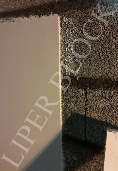 حذف گچ و خاک از دیوار کارشده با بلوک سبک لیپر و یک گچه کردن به قطر 6 میلیمتر