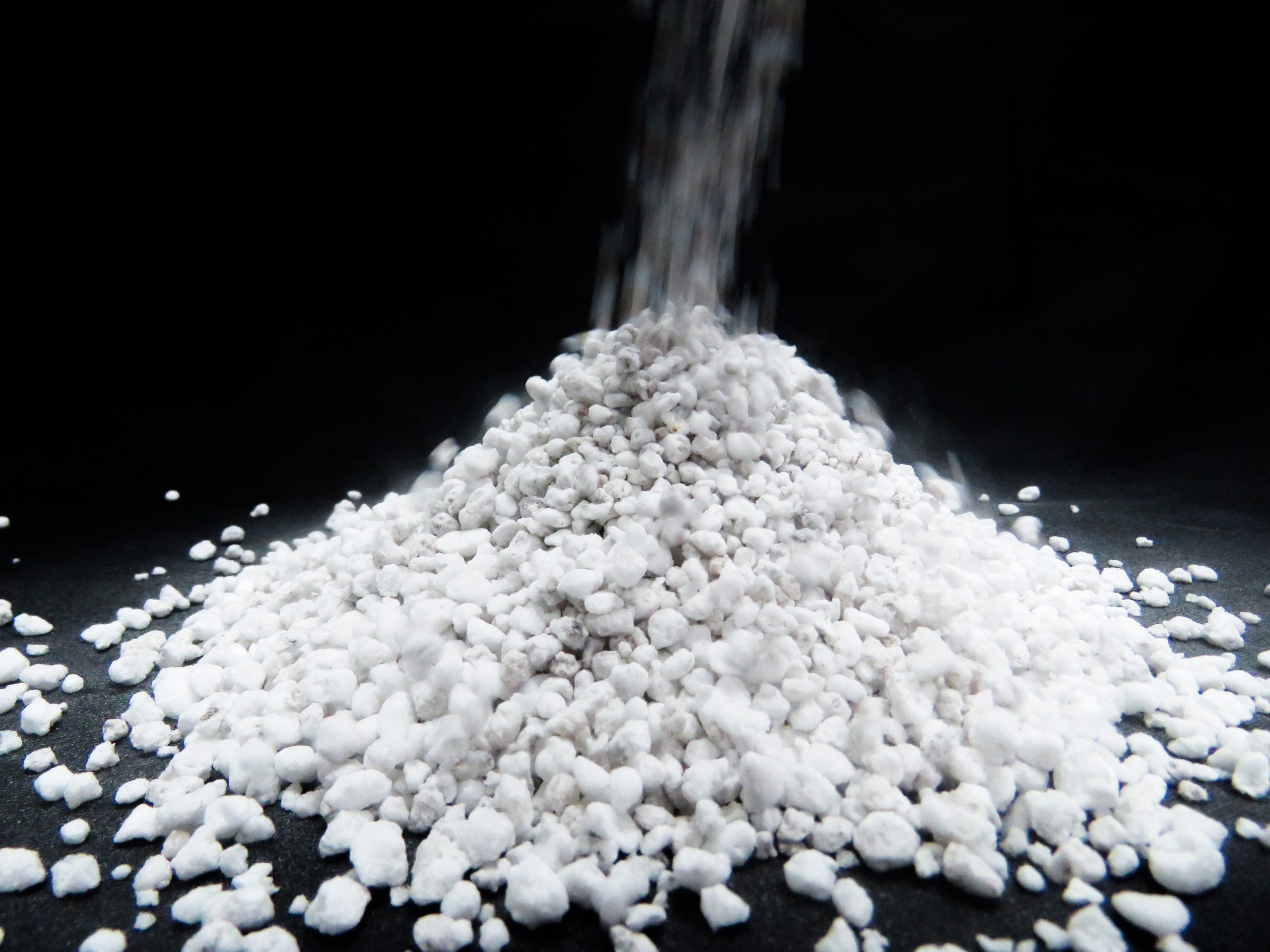 SunPerl perlite 1 scaled پرلیت چیست و چه کاربردی دارد؟ پرلیت ساختمانی